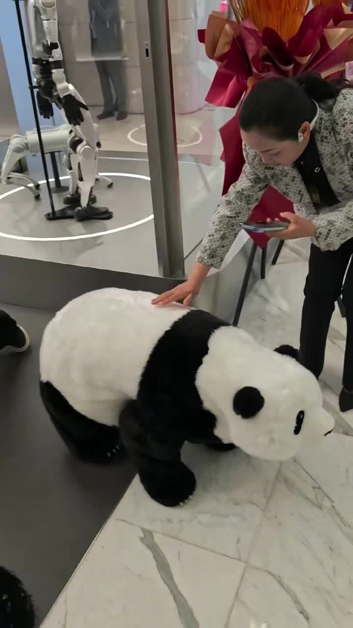 宇树科技亚洲旗舰店开业 色系94款欧美线路机器人亮相 视频证原创一哥地位